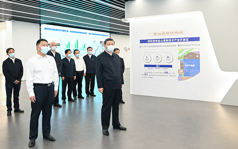 图.习近平总书记到内蒙古TCL中环产业园考察（新华社）